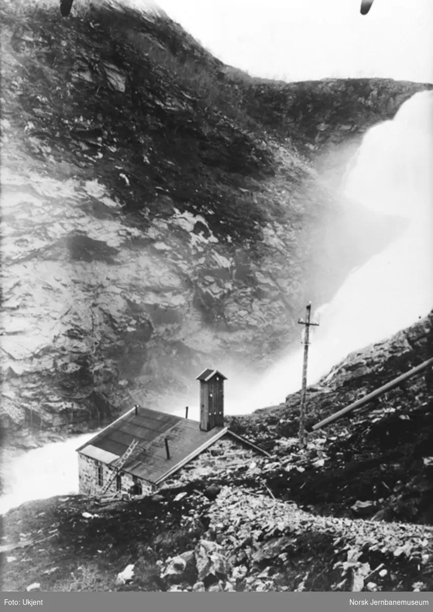 Bergensbanens anlegg; kraftstasjonen i Kjosfossen med inntaksledningen
