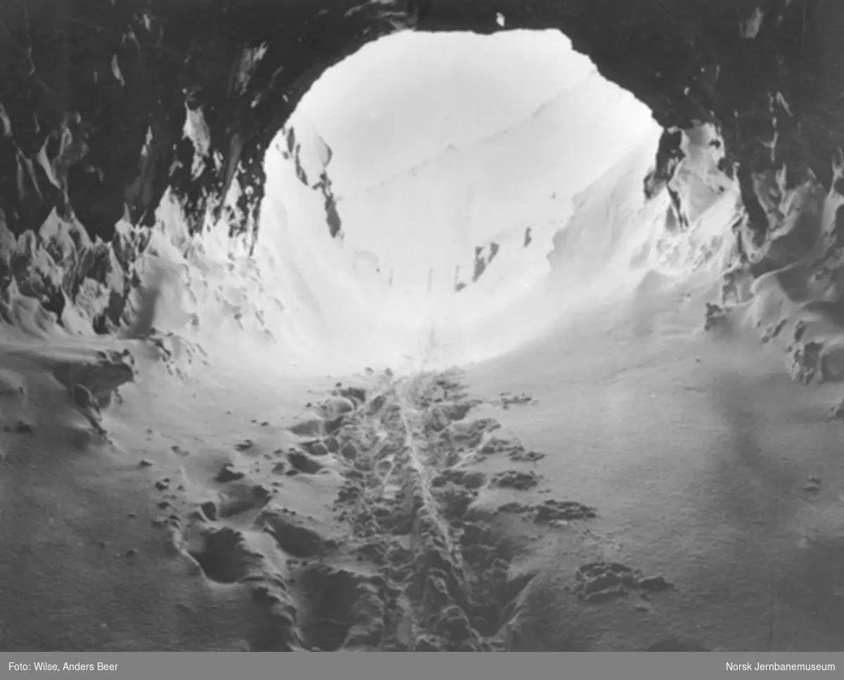 Snøblokade; skispor gjennom en tunnel