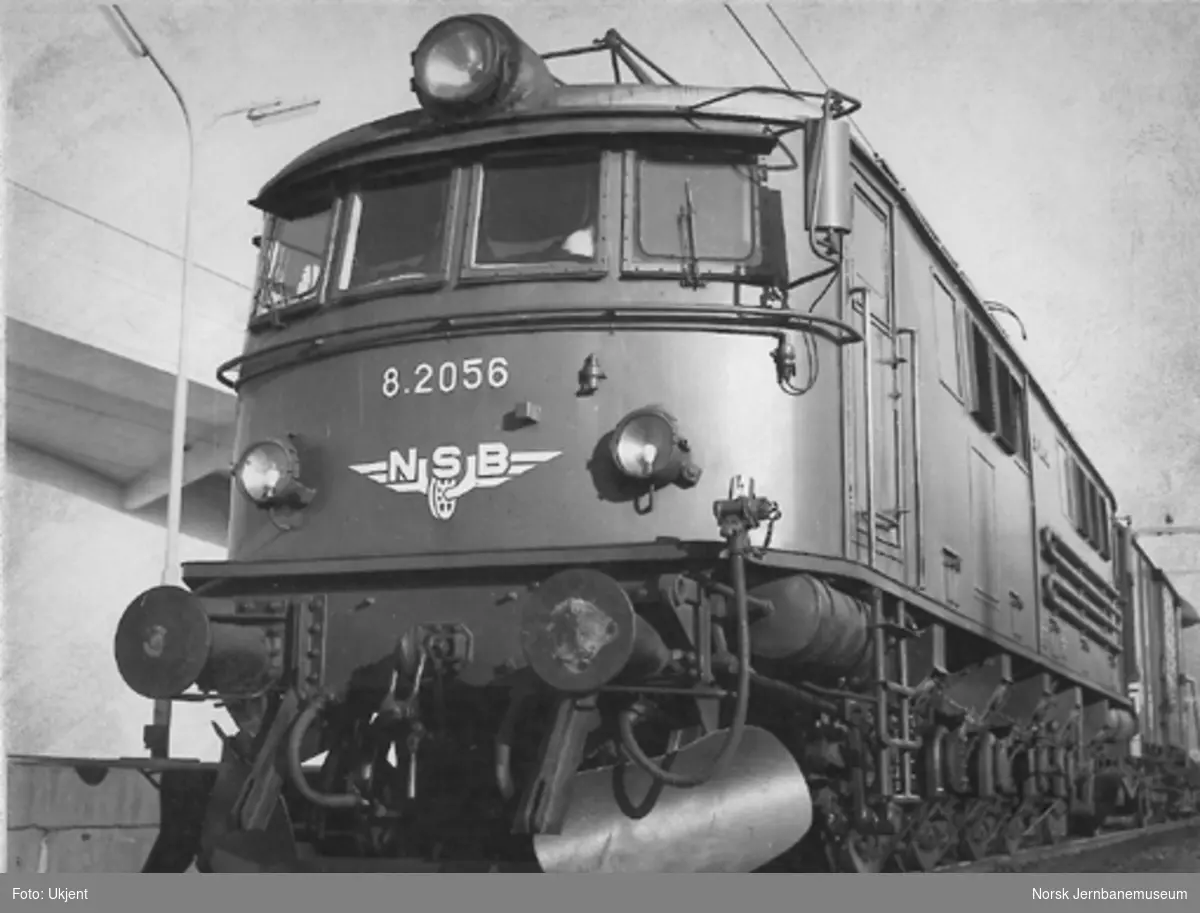 Elektrisk lokomotiv El 8 nr. 2056 foran persontog