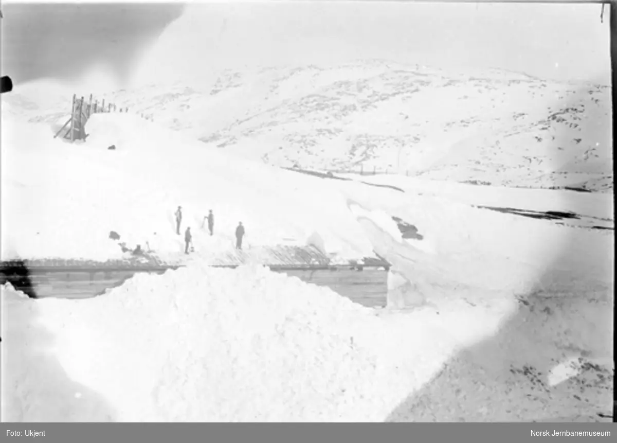 Måking av taket på snøoverbygget ved km 39