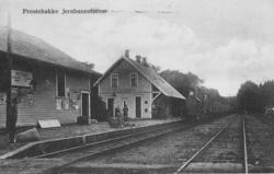 Prestebakke stasjon med ankommende tog
