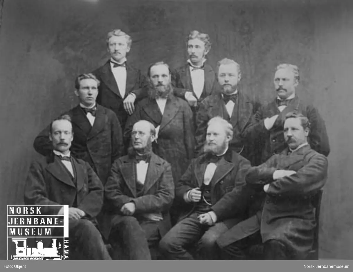 Gruppebilde av ti "jernbanefolk" i Trondheim i 1880-årene