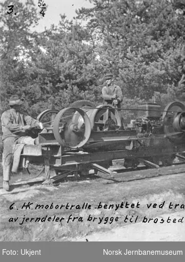 Hjuksa bru : motortralle (6 hk) brukt ved transport av jerndeler fra brygge til brusted syd
