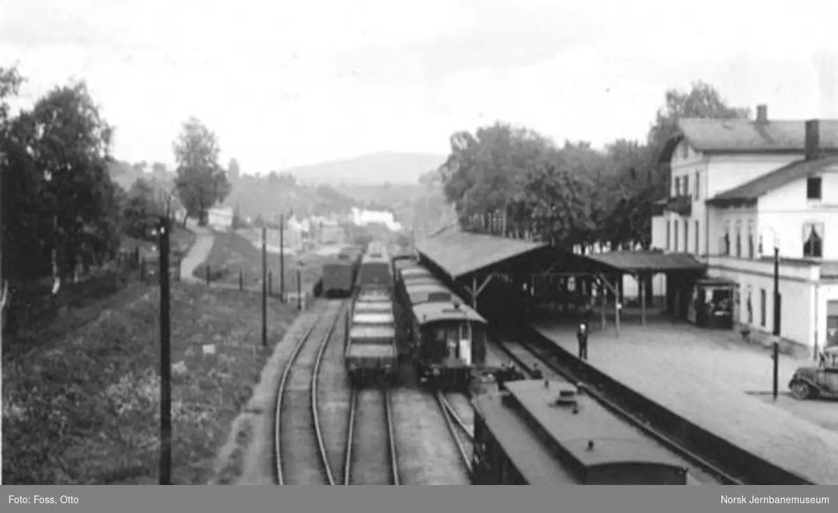 Eidsvoll stasjon sett fra vegovergangen