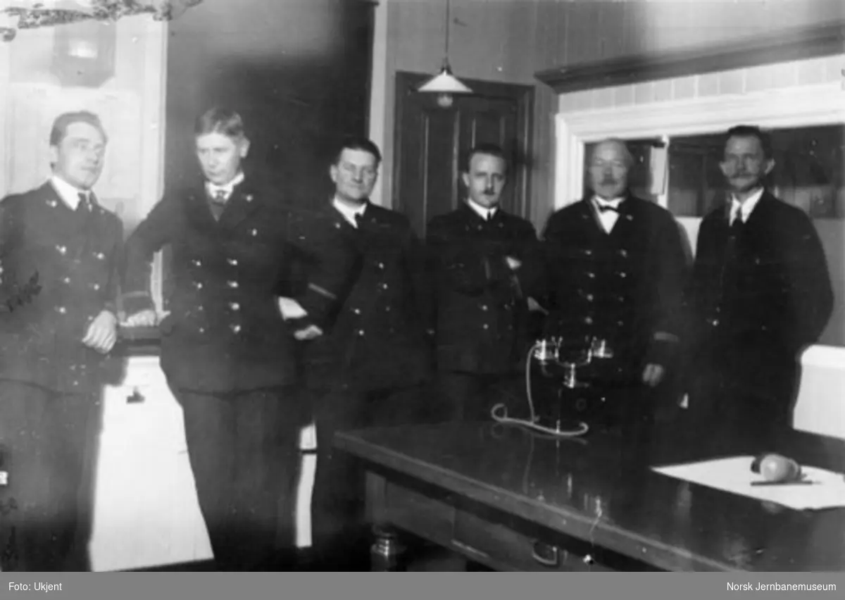 Gruppebilde av noen av personalet på godsekspedisjonen på Hamar stasjon