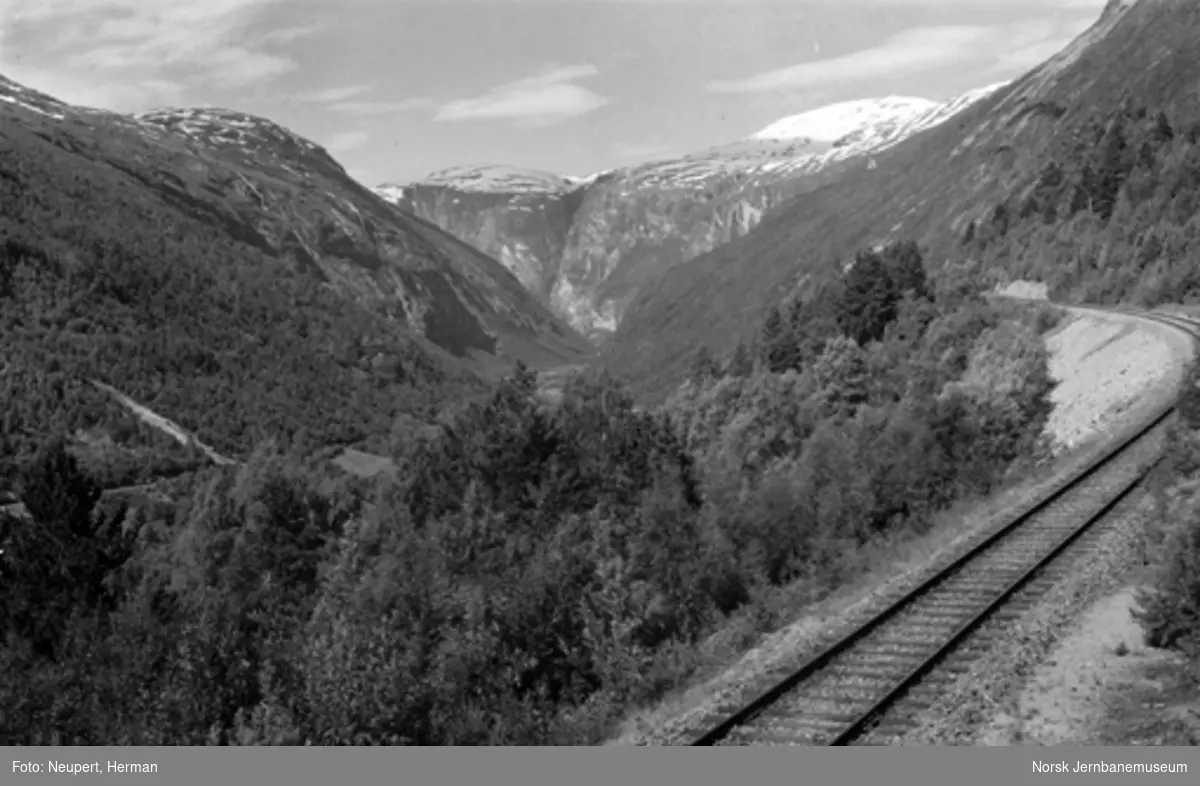Raumabanen mellom Bjorli og Verma; utsikten før vendetunnelen