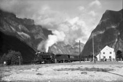 Turisttog på Marstein stasjon, trukket av damplokomotiv type