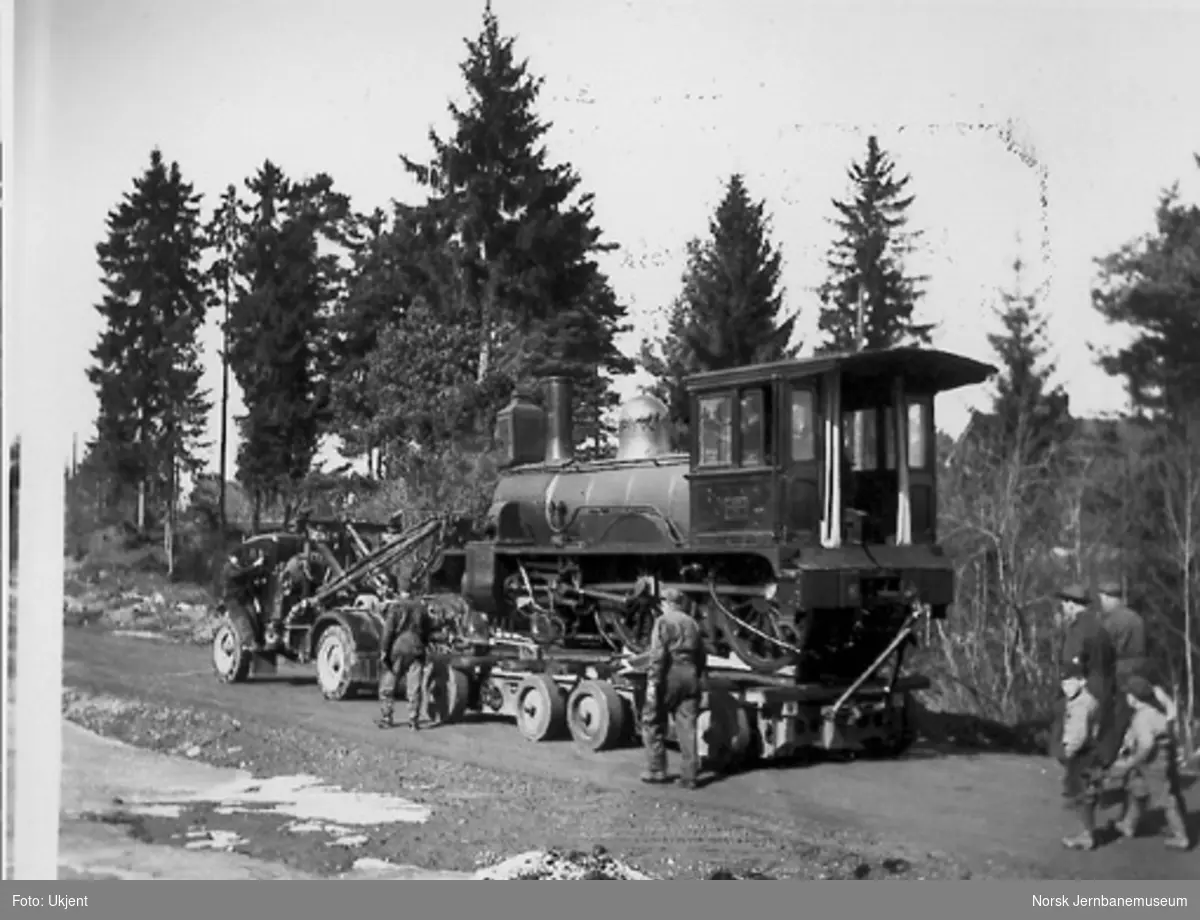 Nytt museum på Martodden : Flekkefjordbanens damplokomotiv nr. 7 under transport bak lastebil