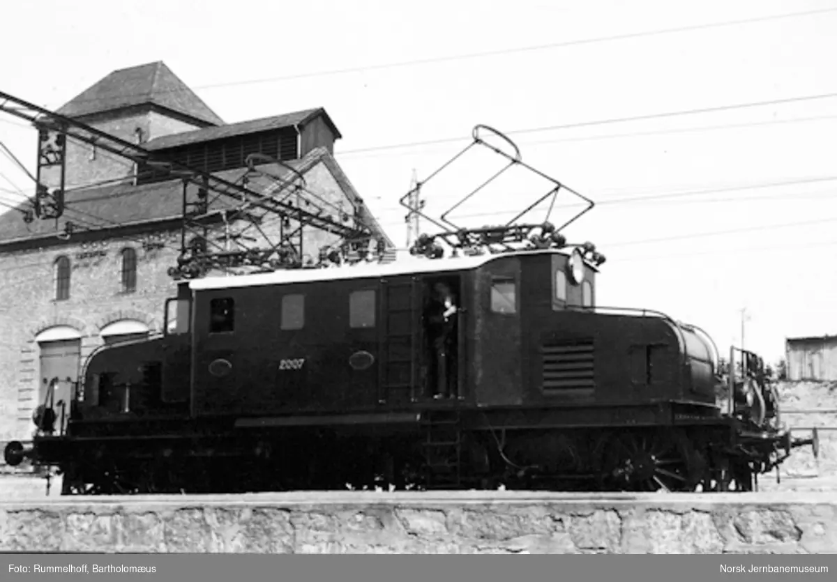 Drammenbanens elektrifisering : elektrisk lokomotiv type El 1 nr. 2007 på Asker stasjon