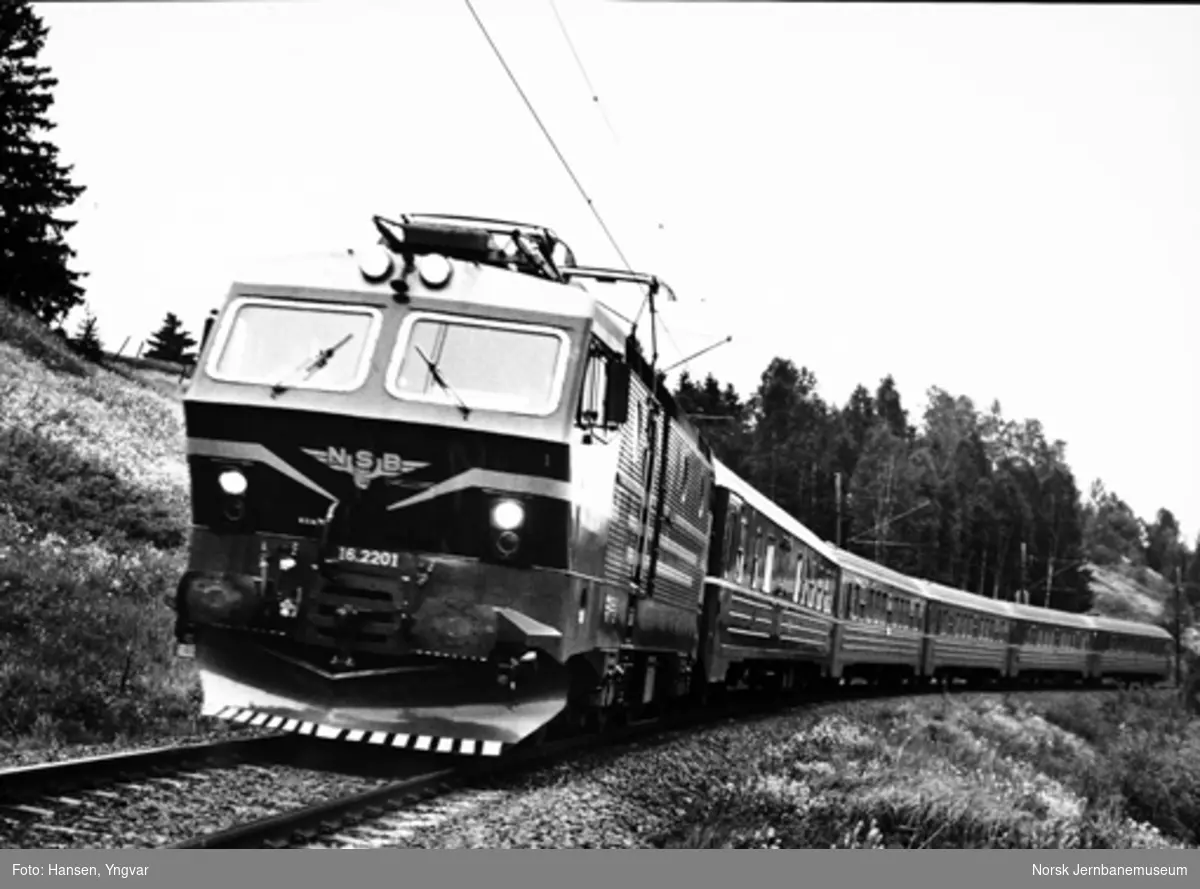 Elektrisk lokomotiv El 16 2201 med jubileumstog Hamar-Oslo ved 125 års-jubileet, fotografert mellom Eidsvoll og Bøn