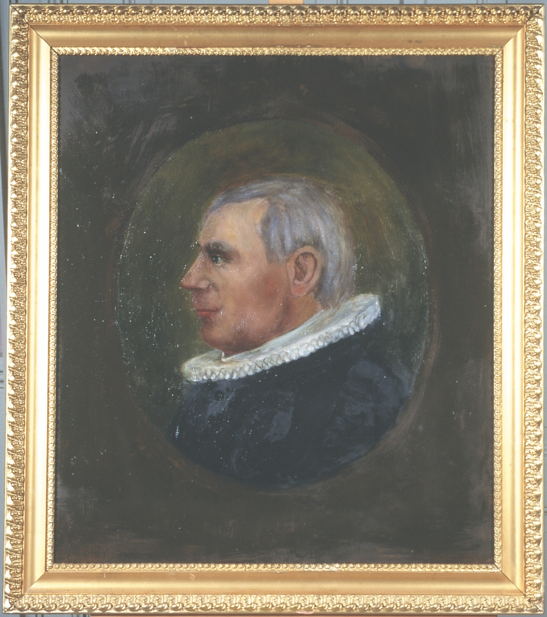 Portrett av eidsvollmann Jens Stub
Mann med grått hår og prestedrakt, profil
Innskrevet i oval, lysere enn resten av bakgrunnen.