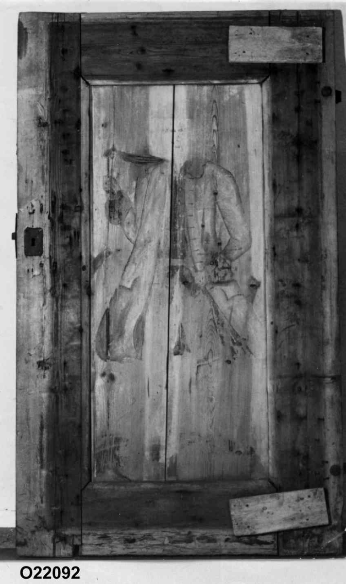 Øverst sittende spillemann og liten gutt, et par hånd i hånd og nederst blomstervase og blomster i brunt og blått. Baksiden stående mann i rød frakk. 