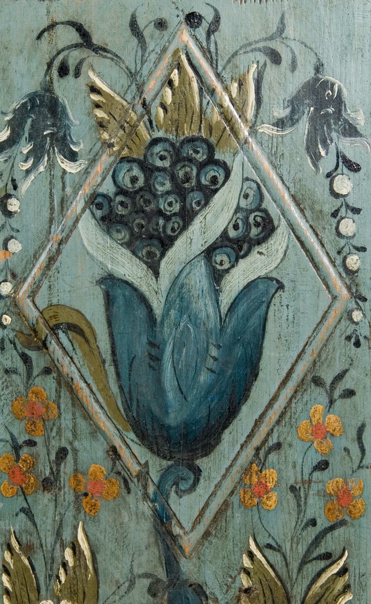 Dekormalt framskap med to dører i overdel