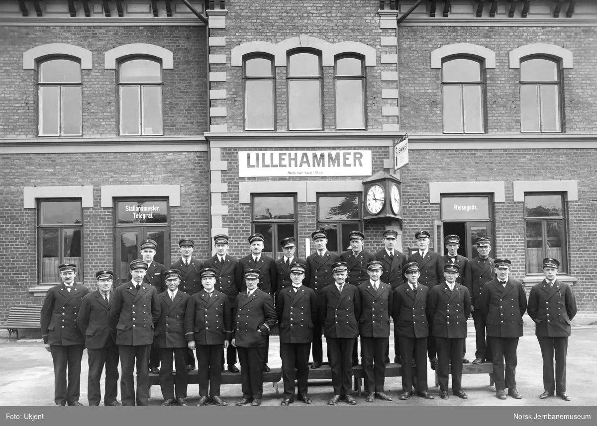 Lillehammer stasjon : stasjonsmester Ludvig Andersen og hans folk
