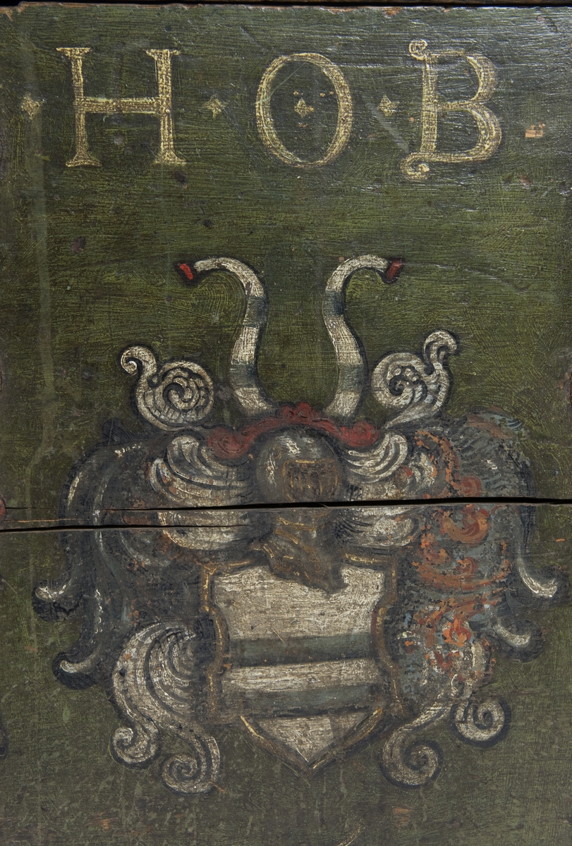 Dekorert med initialer og våpenskjold for Ove Bjelke og hans tre hustruer: Maren Juel, Regize Gedde og Hedvig Lindeman.