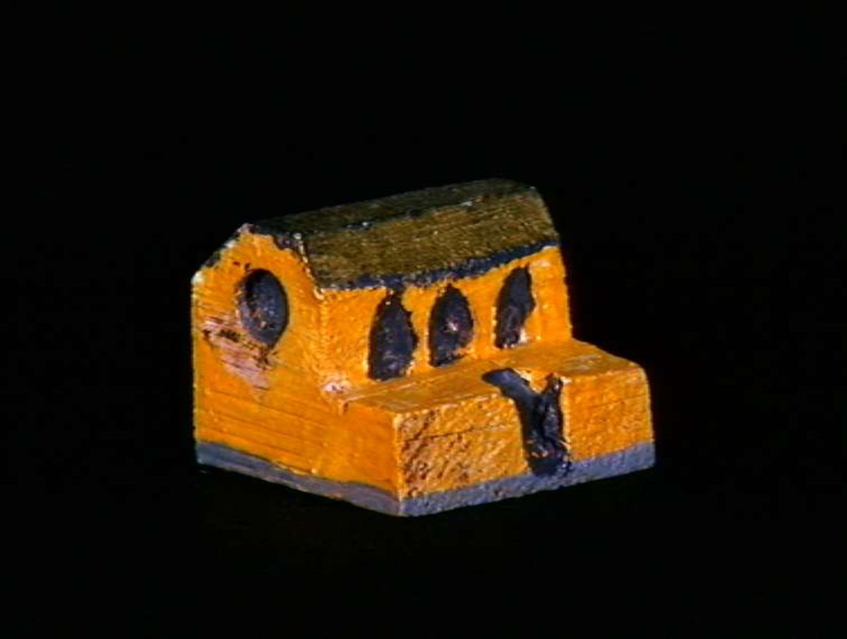 Sett med ca 200 leketøyhus laget av tre i forskjellige former og farger.