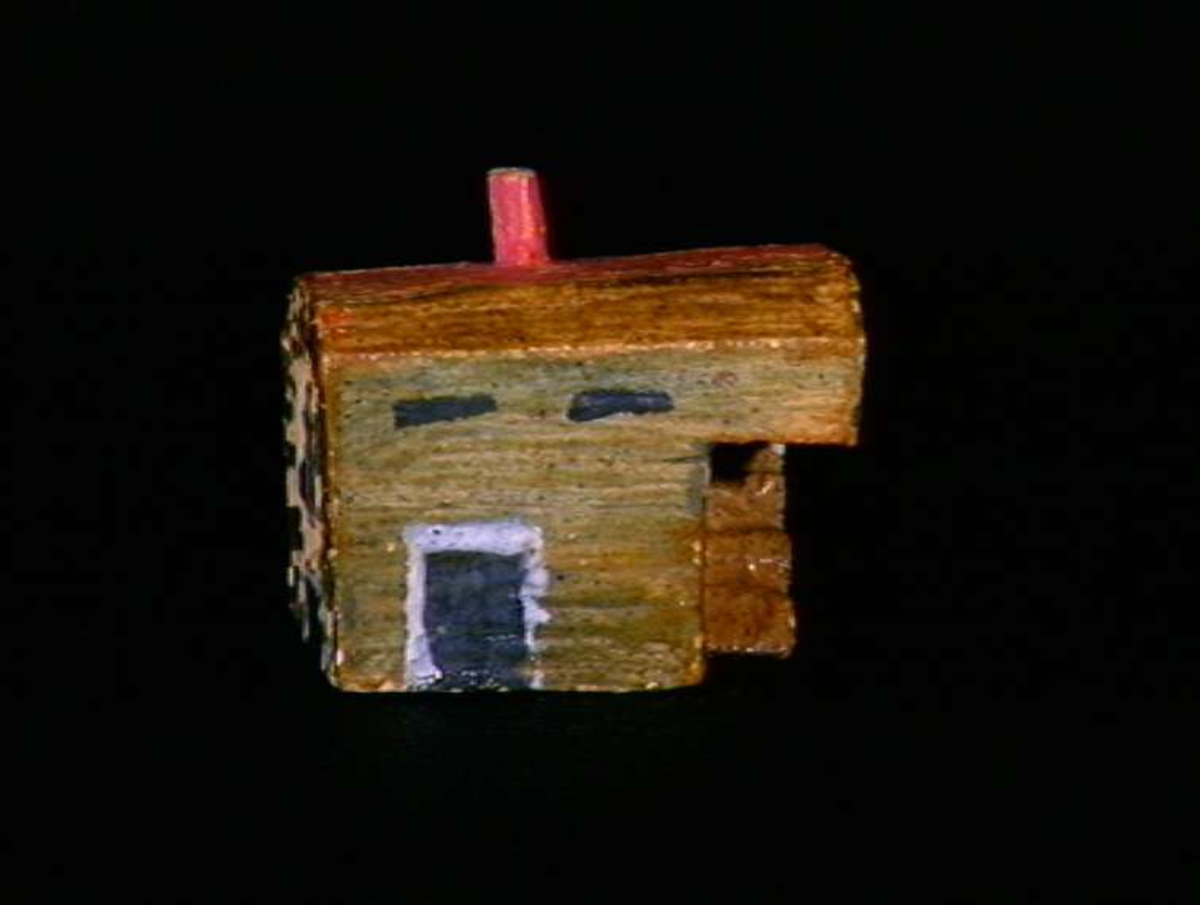 Sett med ca 200 leketøyhus laget av tre i forskjellige former og farger.