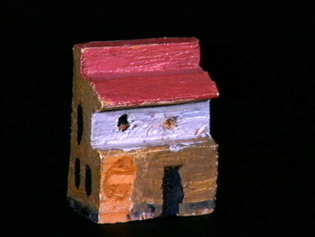 Sett med ca 200 leketøyhus laget av tre i forskjellige former og farger.