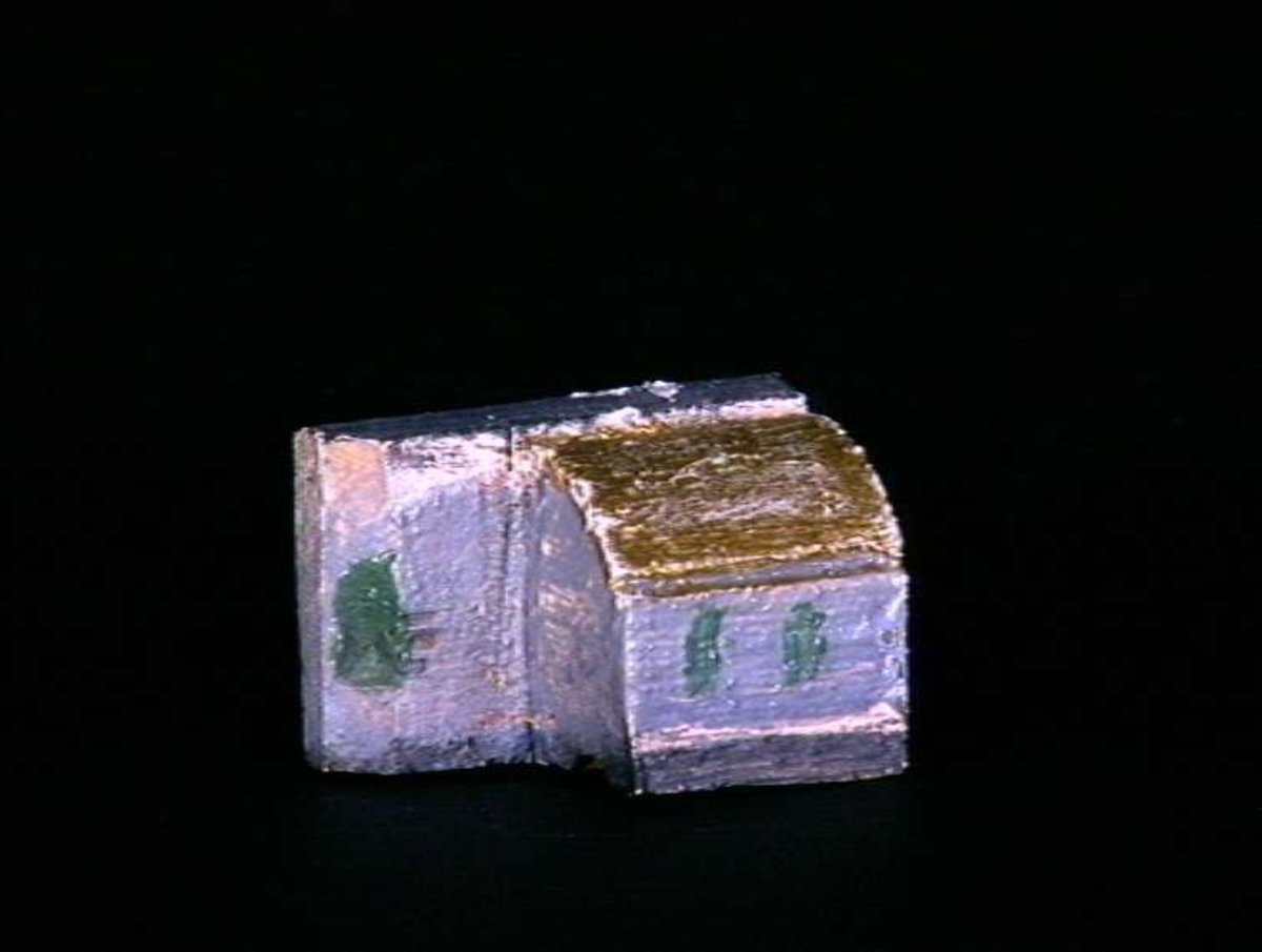 Sett med ca 200 leketøyhus laget av tre i forskjellige former og farger.