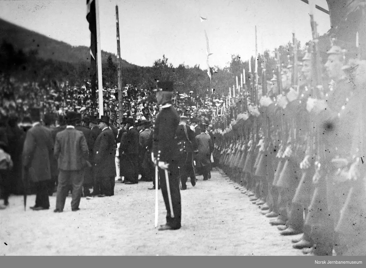 6. brigades underoffiserskole paraderer på Narvik stasjon ved Ofotbanens åpning
