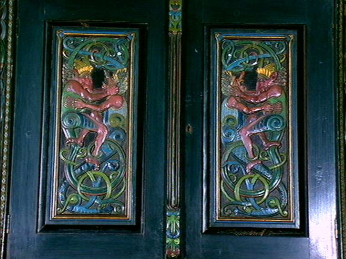 Skåret av treskjæreren Lars Kinsarvik (1846-1925), som utviklet sin særegne variant av drakestilen. Kinsarvik drev egen treskjærerskole, og var fra slutten av 1880-årene lærer ved Kristiania Kunstindustrimuseum.