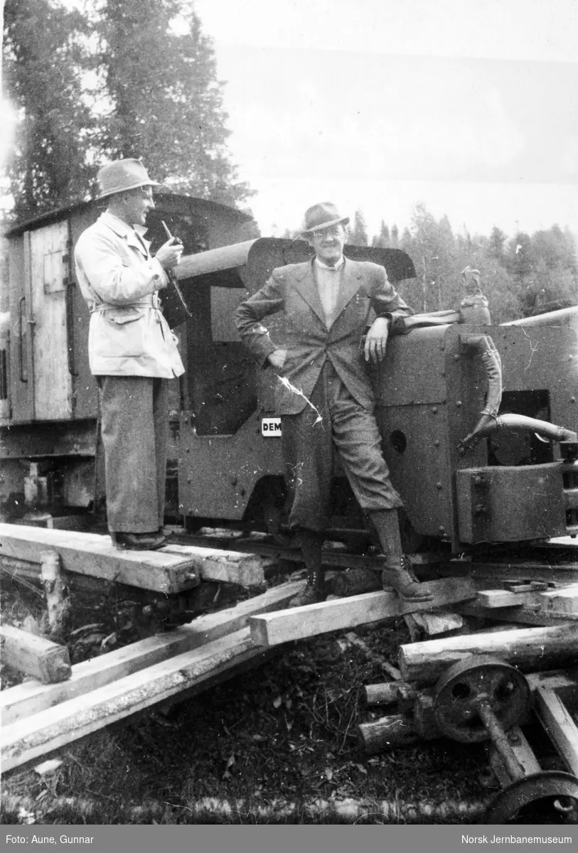Ingeniørene Linjordet og Aune fremfor et Demag-anleggslokomotiv
