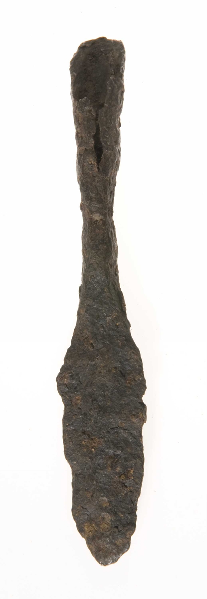 Flat pilspiss med rombeformet tvernitt og rund dølle.