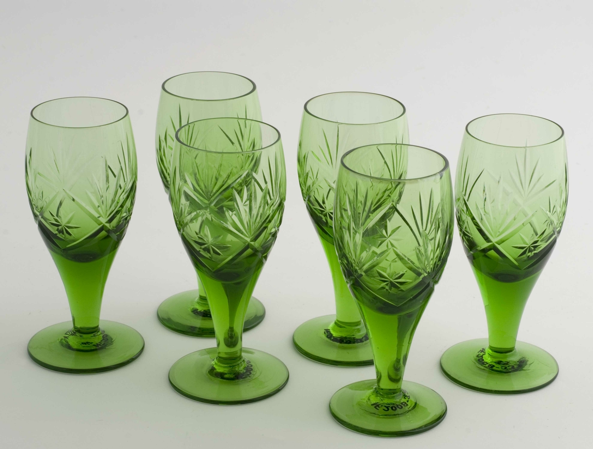 Seks grønne hvitvinglass tilhørende serien "Finn" fra Hadeland glassverk.