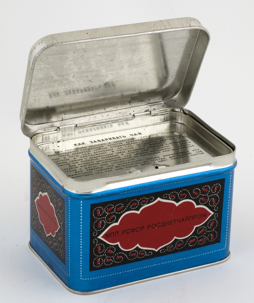 Tebokser i metallblikk med påtrykt dekor og kyrillisk skrift.