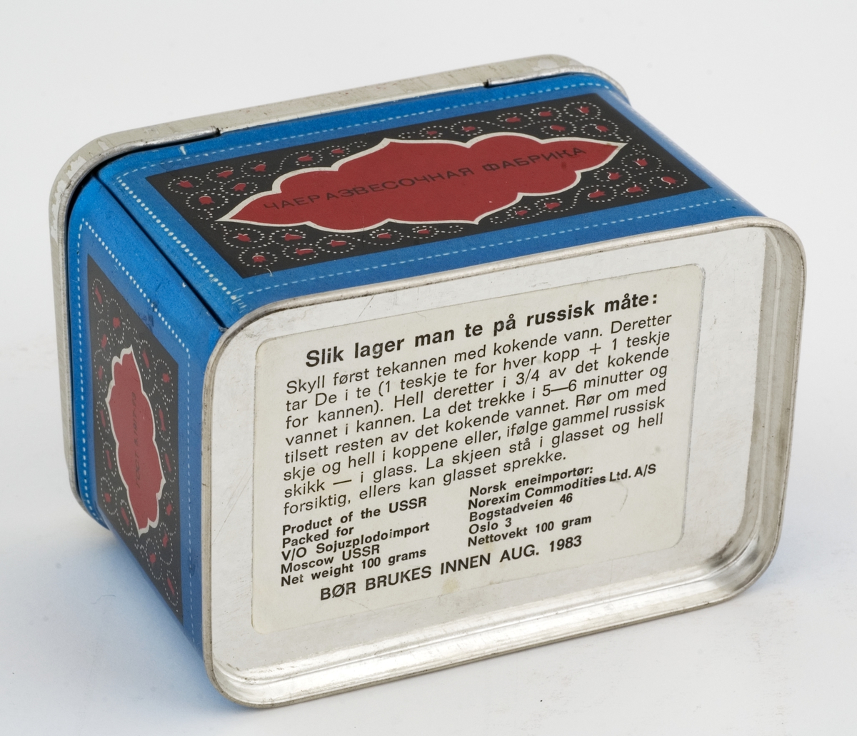 Tebokser i metallblikk med påtrykt dekor og kyrillisk skrift.