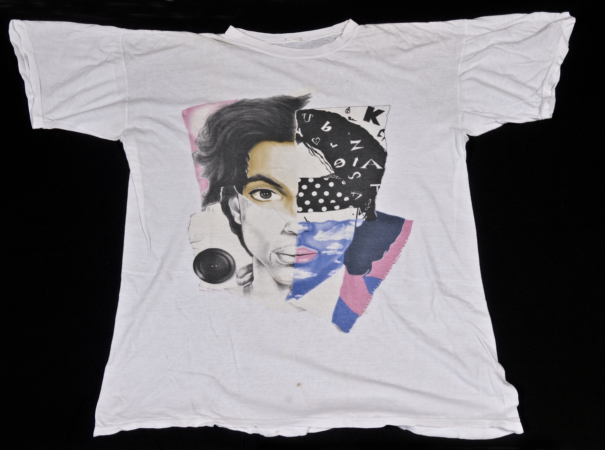Hvit t-skjorte i bomull med trykk av Prince-motiv tegning. 