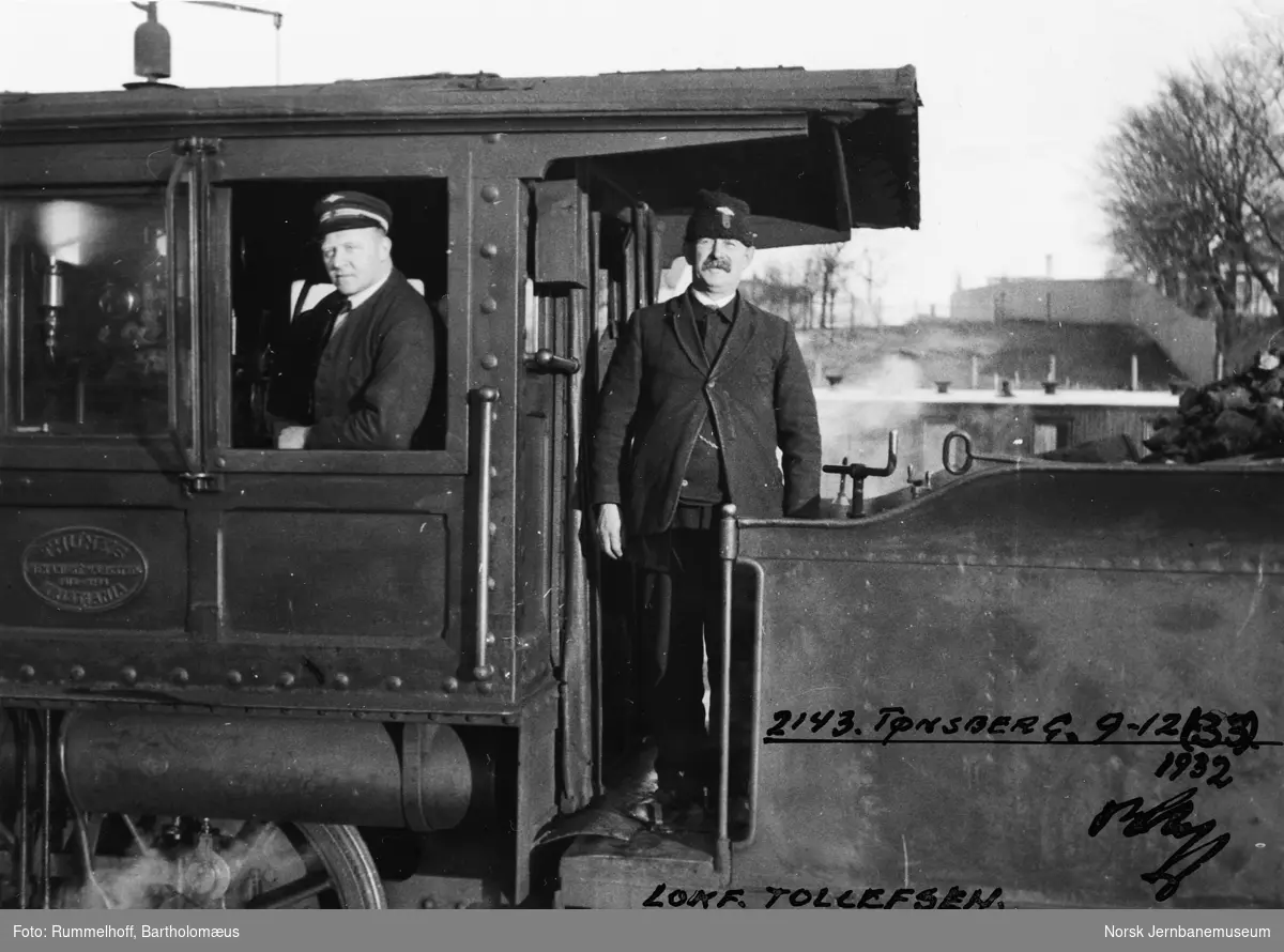Lokomotivpersonalet på et damplokomotiv av type XXIII  på Tønsberg stasjon