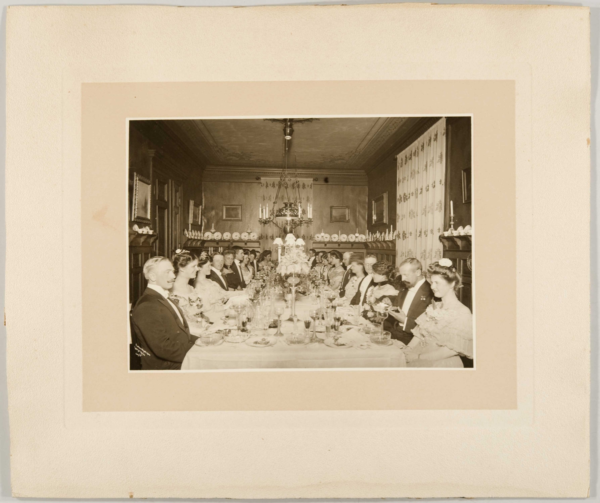 Tilbords. Middag hos kammerherrinde Sigrd Faye vinteren 1903/04.