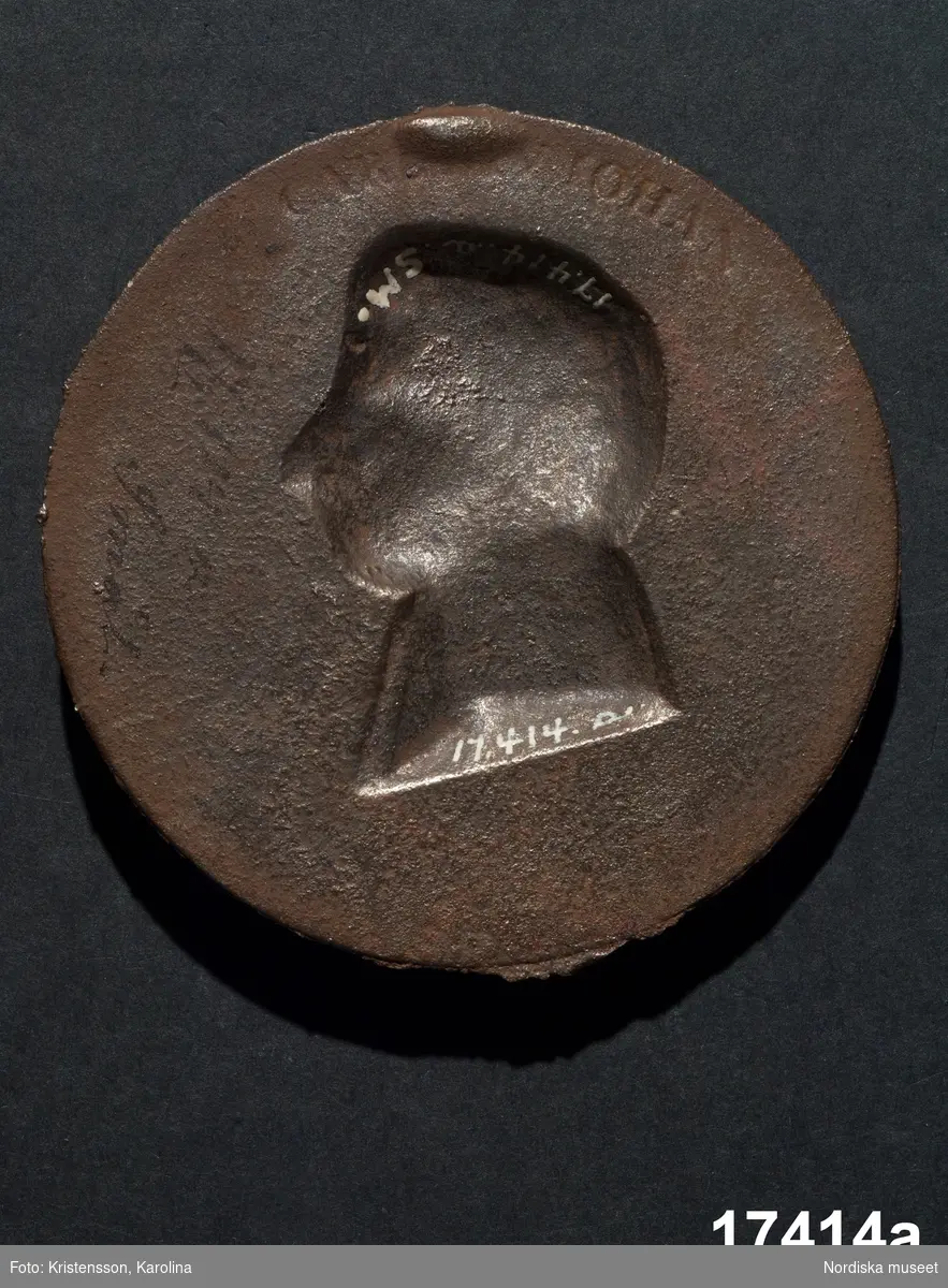 Medaljong i järn med kung Karl XIV Johan i högrelief.