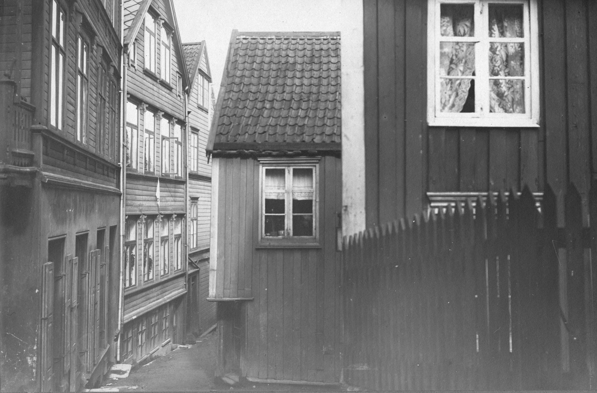 Parti fra Torvsmuget ved Kirklandet i Kristiansund i Møre og Romsdal. Passagen mellom hotell Central og Arnesens hus er fotografert i 1911.

Lunds nr.., NM gitt nytt nr. 207.