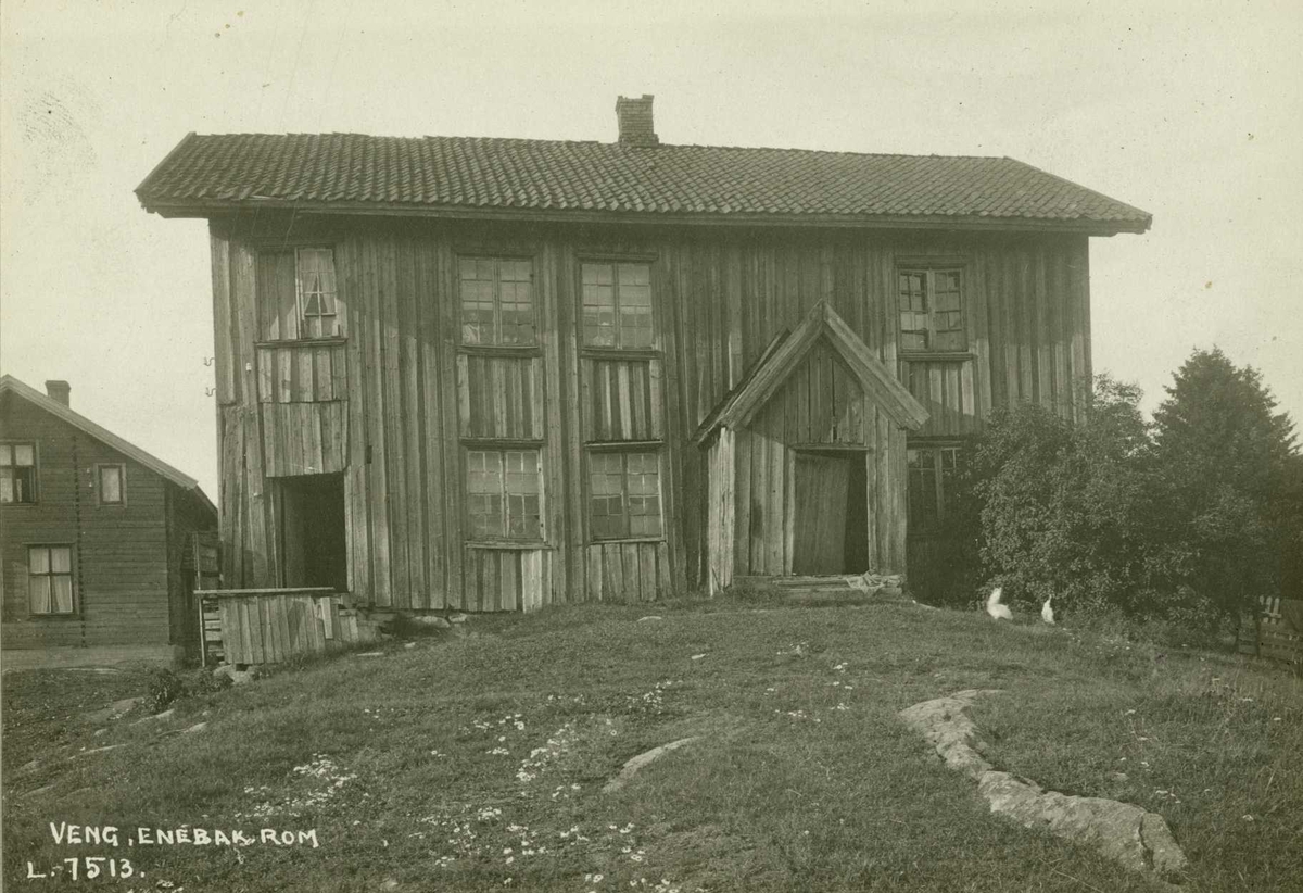 Veng, Enebakk, Nedre Romerike, Akershus. Grått gammelt våningshus mot gårdsplass, nyere hus bakenfor.