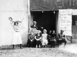 Marked på Norsk Folkemuseum i 1925. En kvinnelig slangetemme