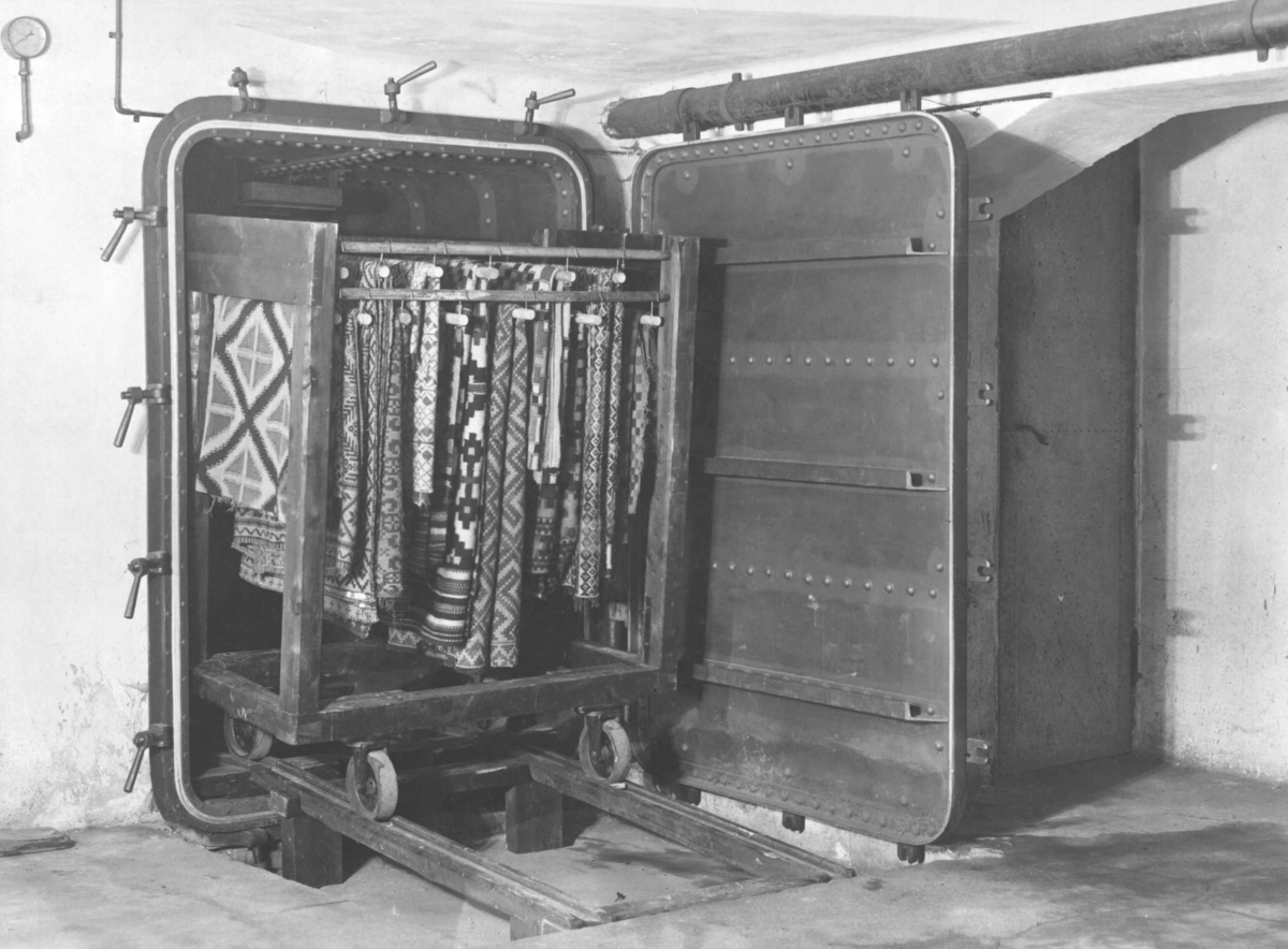 Museumsteknikk. Desinfeksjonsapparat med vogn. NF. Fotografert 1924.
