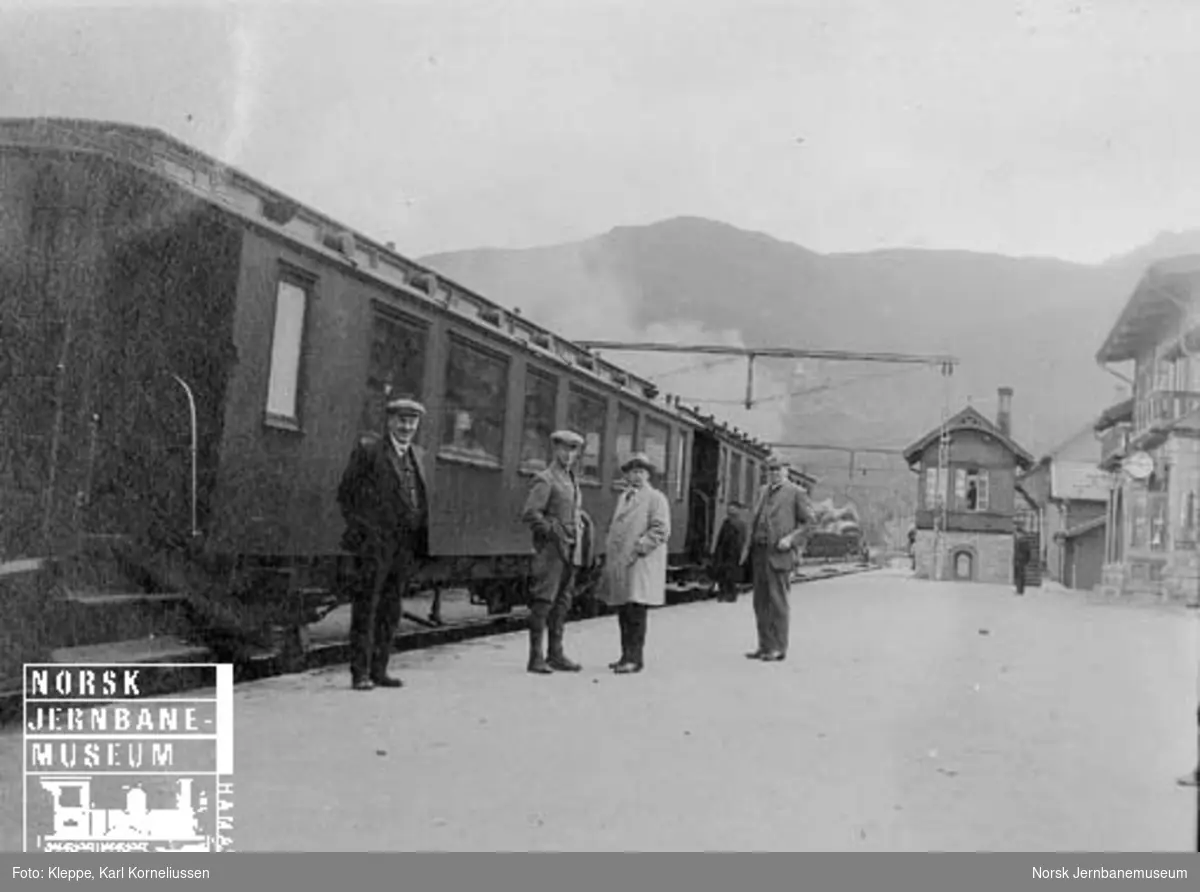 Befaring av Tromsbanen : gruppen på Narvik stasjon
