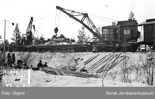 Togavsporing på Meråkerbanen 23. januar 1941 : opprydding etter avsporingen, avsporede vogner ved Kopperå