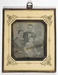 Daguerreotypi. Gruppeportrett av mann, to unge kvinner og en
