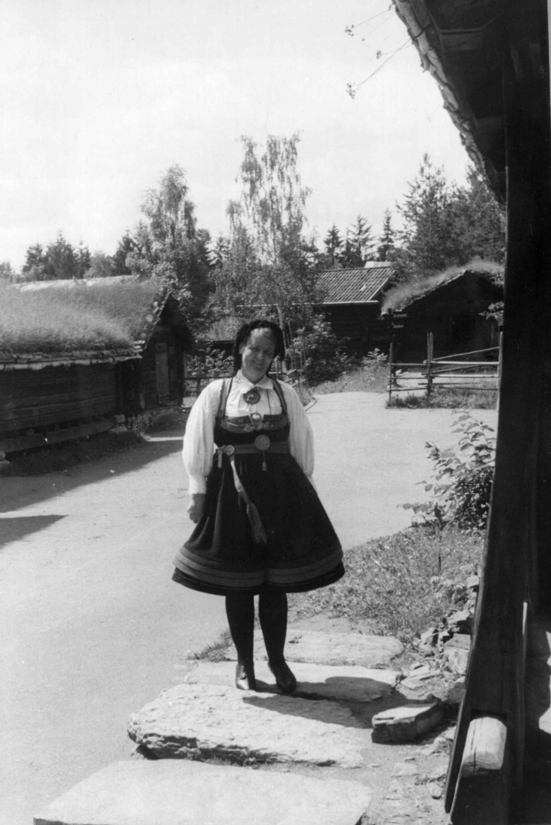 Setesdalstunet på Norsk folkemuseum. Anne Heggtveit på trappa til Åmlidstua.