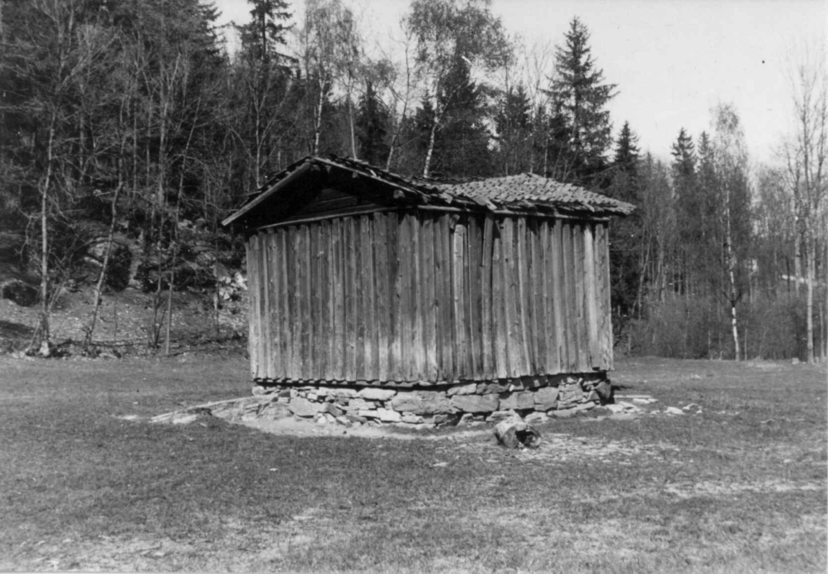 Øverland, Bærum, Akershus. Stall for unghester. Lite hus på jorde.