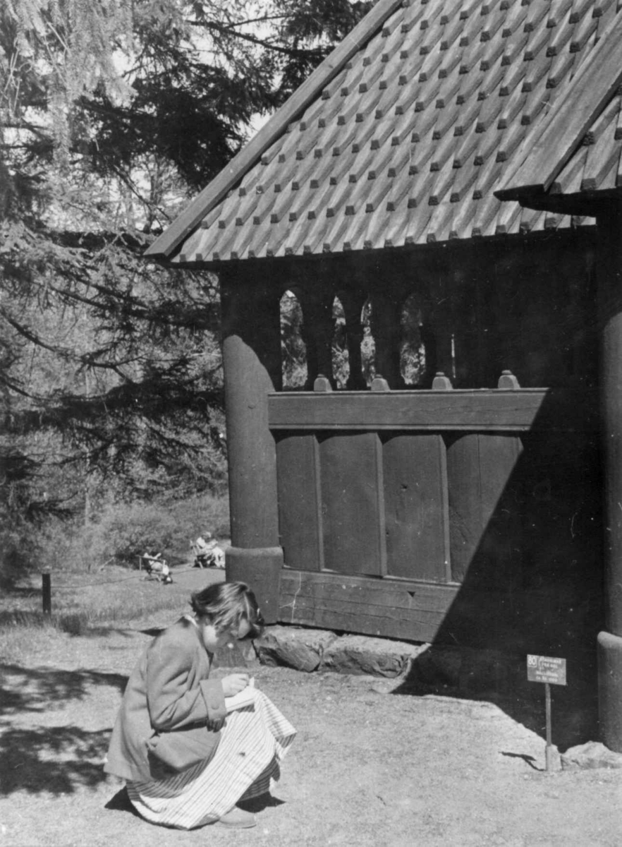 Skolejente ved Gol stavkirke på Norsk folkemuseum (Kong Oscar IIs samlinger), 1951.