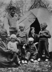 Portrett av Paul Danielsen med familie foran spiss-telt uten