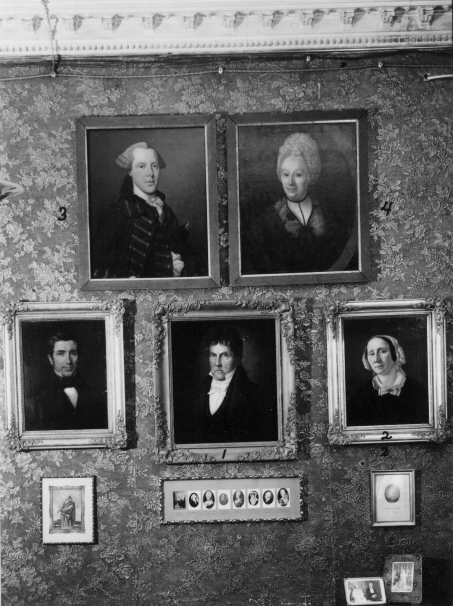 Vegg med portretter av slektninger til søstrene Astrid og Ellen Hesselberg, Josefines gate 33, Oslo.
Se Andre opplysninger.