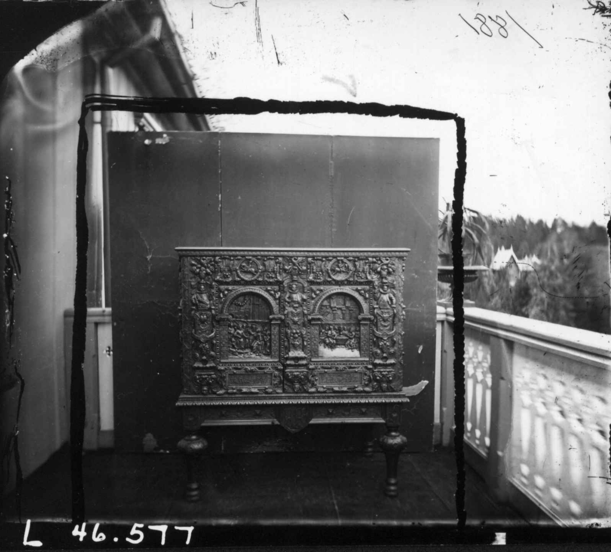 Skap(?), Dal gård, Ullensaker. Skap plassert på  veranda for fotografering, ant. 1881.
Fra serie fotografert av kammerherre Fredrik Emil Faye (1844-1903), gårdens eier.