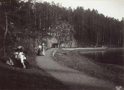 Ved Bygdøy Sjøbad, Oslo 1908. Mennesker spaserer på veien la