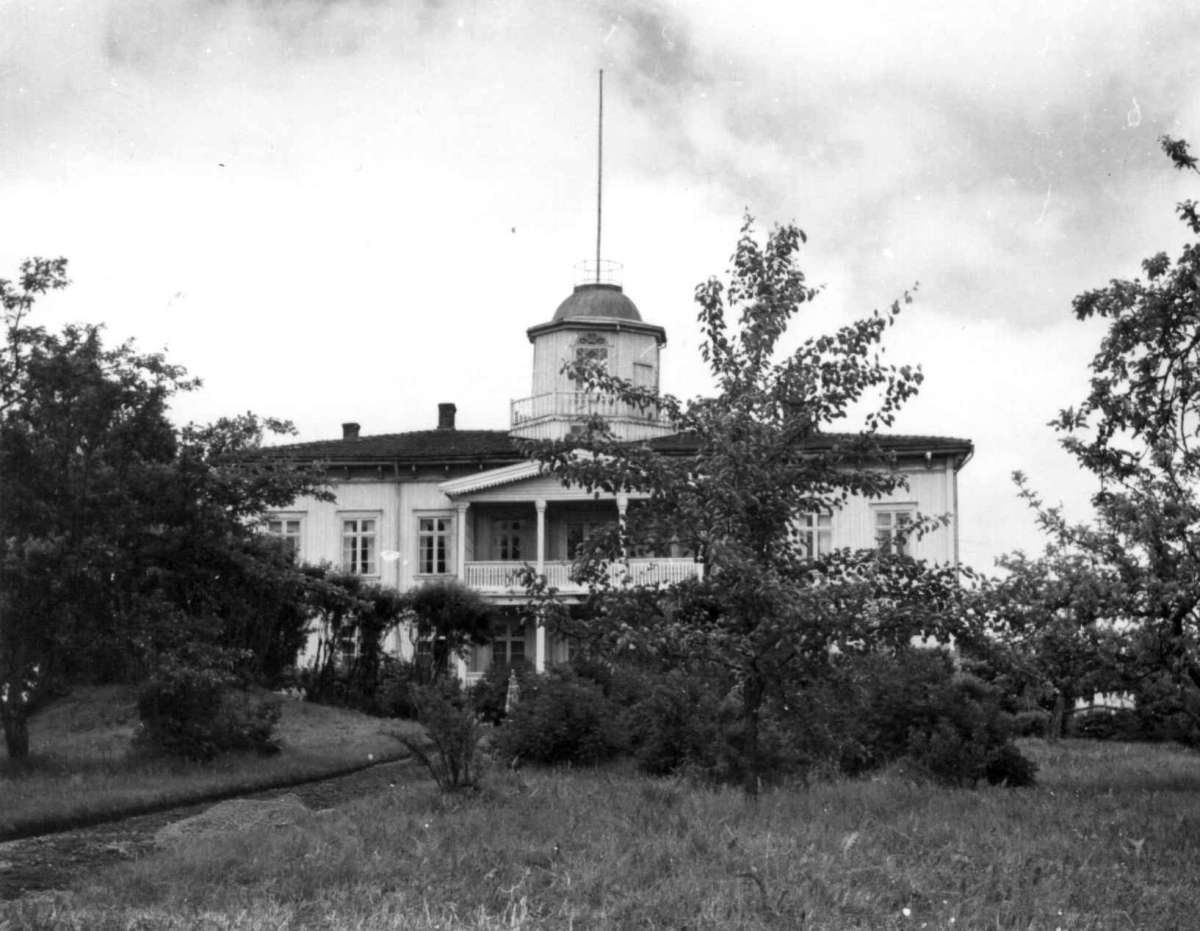 Fosser, Aurskog-Høland, Akershus. Huset bygget 1853 med tårn etter mønster av skotsk bygg. Fra dr. Eivind S. Engelstads storgårdsundersøkelser 1954.
