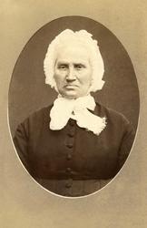 Portrett. Eldre kvinne med hodeplagg, brystbilde. Visittkort